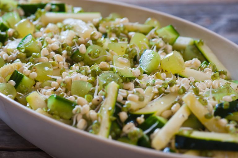 Juhlasalaatin ohjeen löydät resepteistä.