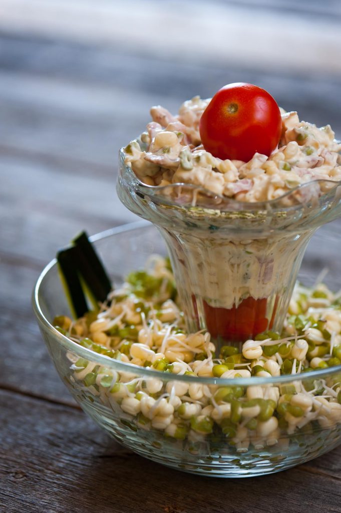 Mung-pavun ituja sellaisenaan ja Itu moussena.